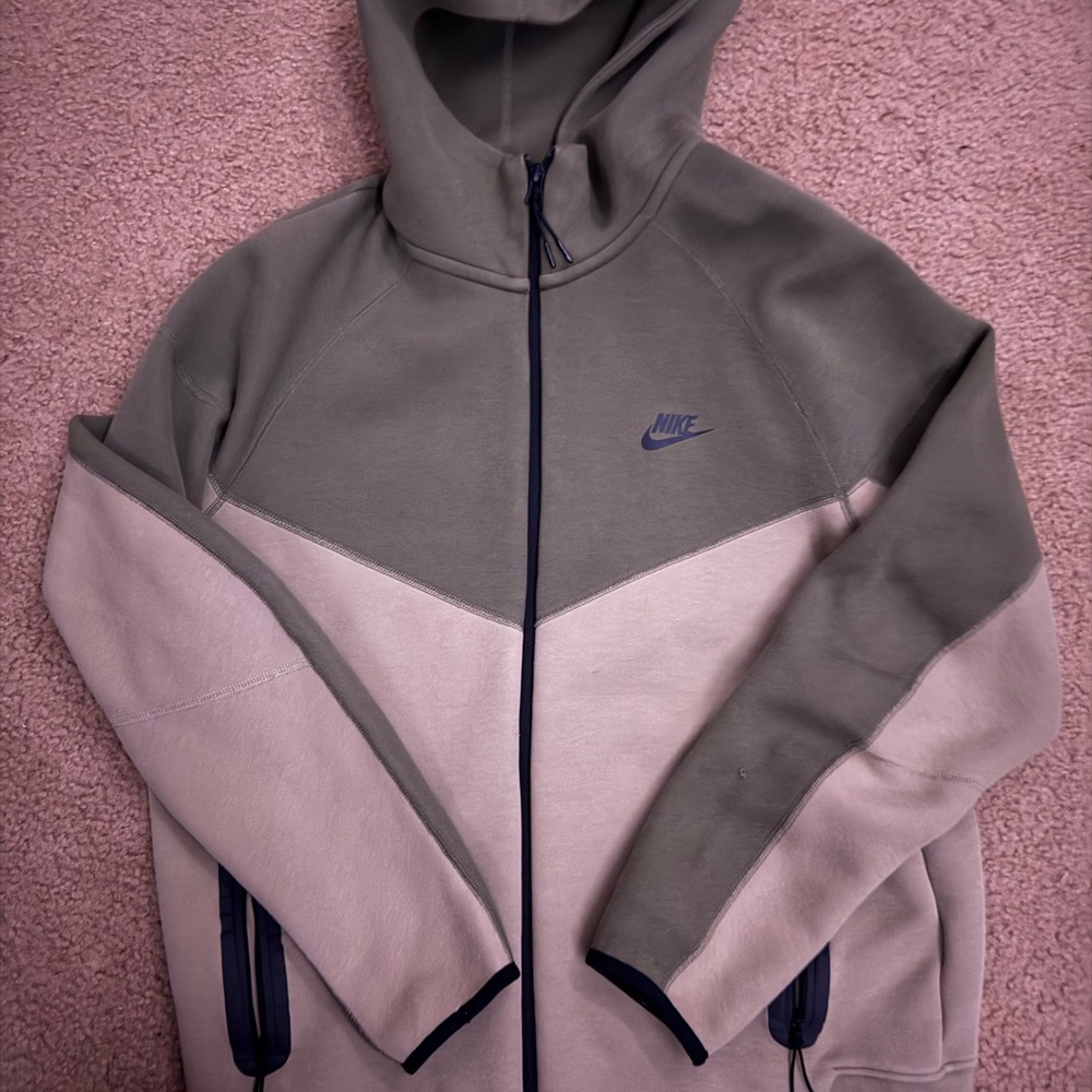 Nike Tech fleece Two-Tone (PRACTICALLY NEW)